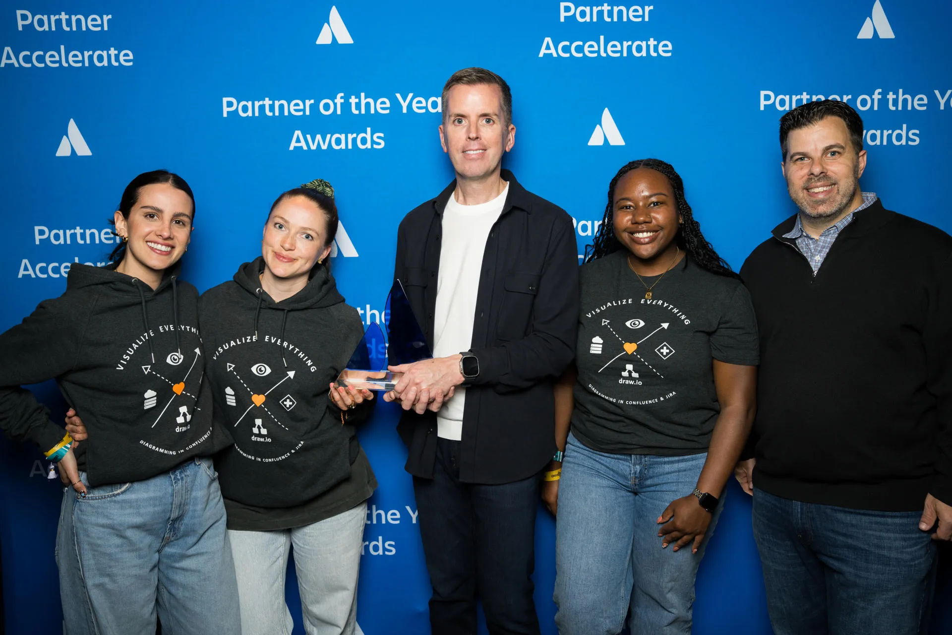 Alan Braun von Atlassian überreicht draw.io die Auszeichnung Partner of the Year 2026: Enterprise Apps