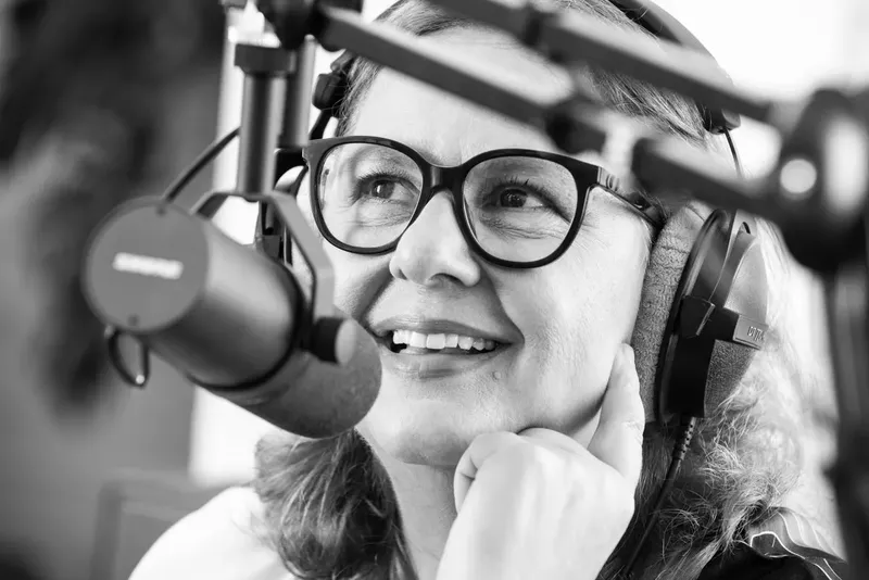 Jule Jankowski mit Kopfhörern am Podcast-Mikrofon