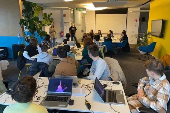 Schülerinnen und Schüler der Oranienschule Wiesbaden bei den Programmiertagen in der Seibert Group, mit Laptops an Gruppentischen.