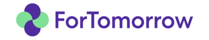 Das Logo von ForTomorrow. Es zeigt den Schriftzug 'ForTomorrow' in Lila neben einem grafischen Element aus vier überlappenden, kreisförmigen Blättern in Grün und Lila.