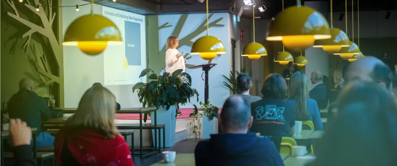 Speaker bei einer früheren T4AT-Konferenz hält eine Session zum Thema Autonomie und Entscheidung