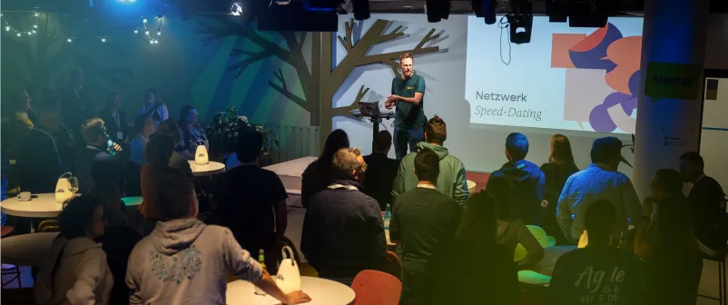 Speaker bei einer früheren T4AT-Konferenz führt durch das Format Netzwerk Speed-Dating