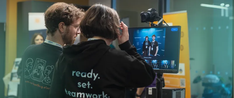 Teilnehmende einer früheren T4AT-Konferenz posieren an der Fotobox
