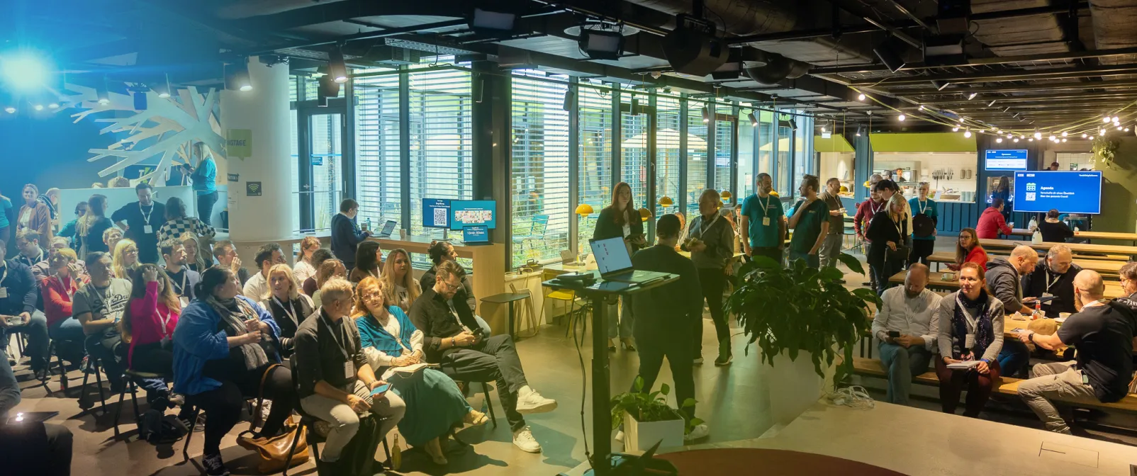 Rückblick: Teilnehmende im Austausch bei einer früheren T4AT-Konferenz im Headquarter der Seibert Group